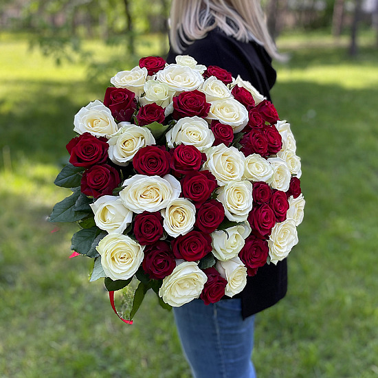 Букет 51 роза красно-белый микс, Россия