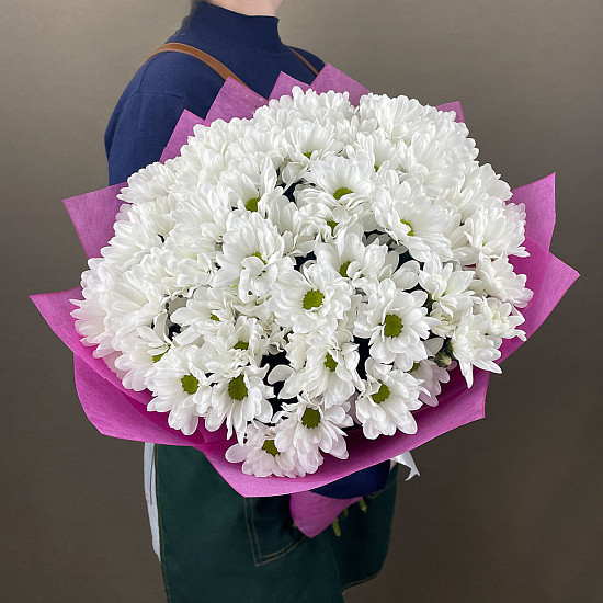 Букет 15 белых кустовых хризантем в фиолетовой упаковке