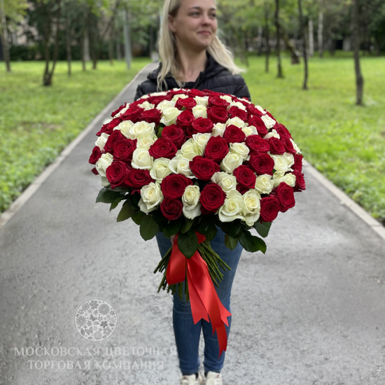 Букет 101 роза красно-белый микс, Россия