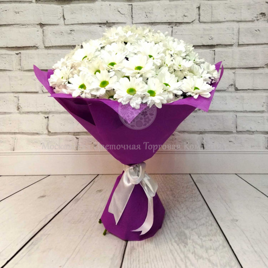 Букет 15 белых кустовых хризантем в фиолетовой бумаге