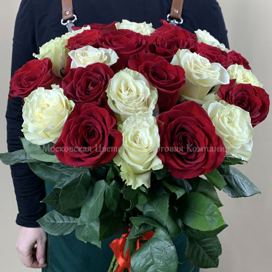 Букет 25 премиальных роз, красно-белый микс