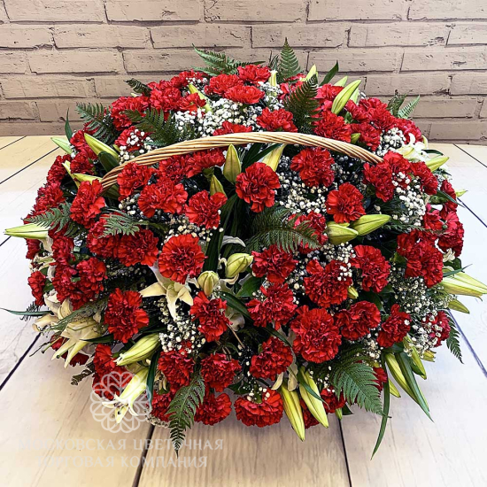Композиция с гвоздиками и лилиями в корзине