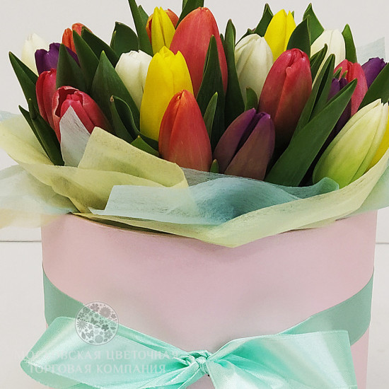 Букет Ассорти, 25 тюльпанов микс в нежно-розовой коробке