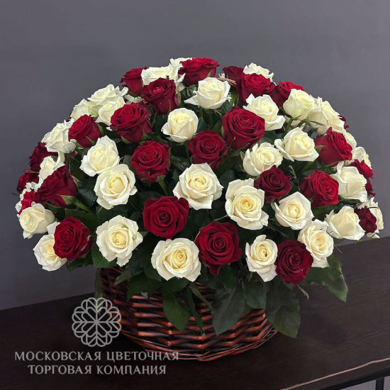 Букет 101 роза микс в корзине