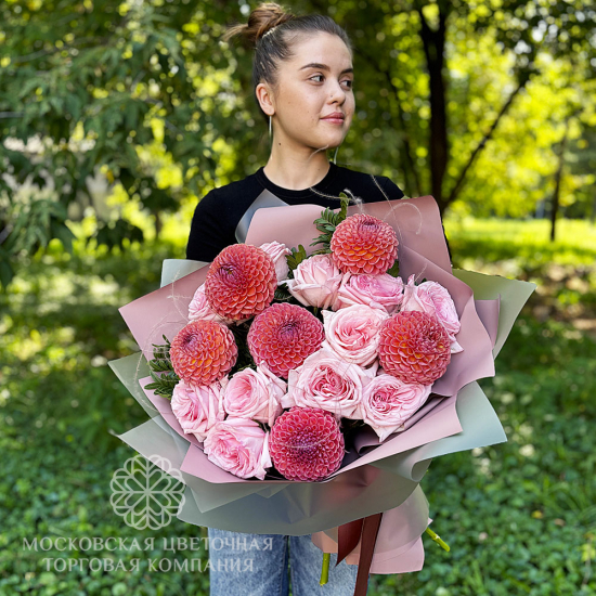 Букет с георгинами "Sweet Love"