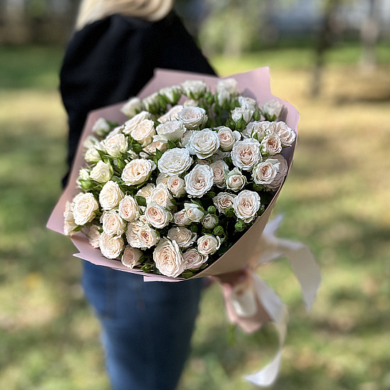 Букет 15 кустовых роз Рослин