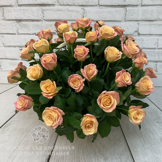 Букет 51 персиково-розовая роза в корзине