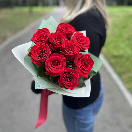 Букет 9 красных роз "Рубиновое Сияние"