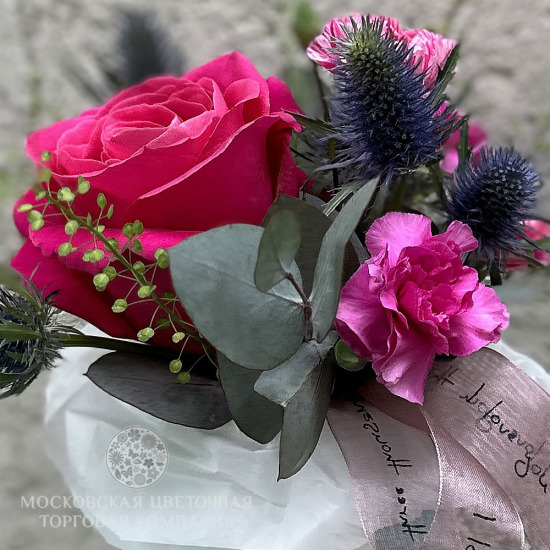 Цветочный комплимент с эрингиумом, розой и гвоздикой