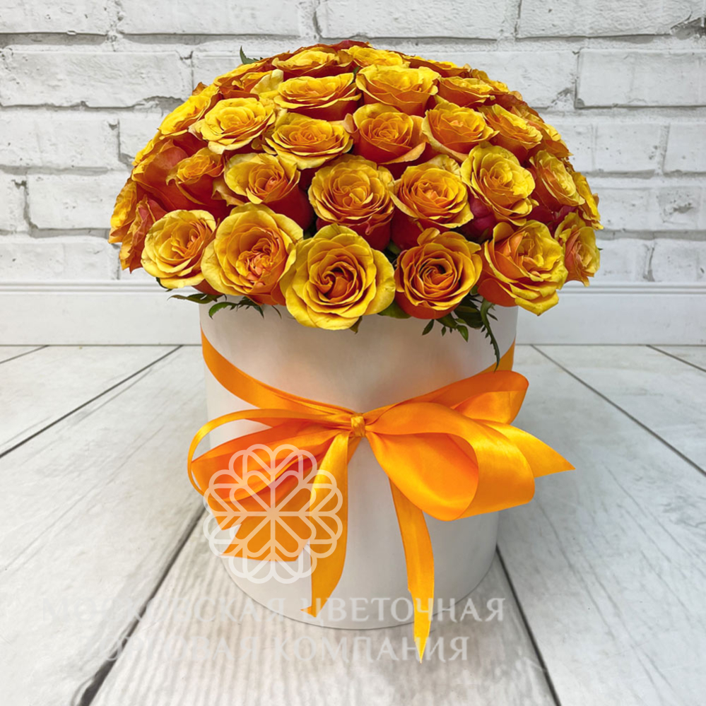 Букет 65 роз Вива Испания в шляпной коробке купить с доставкой