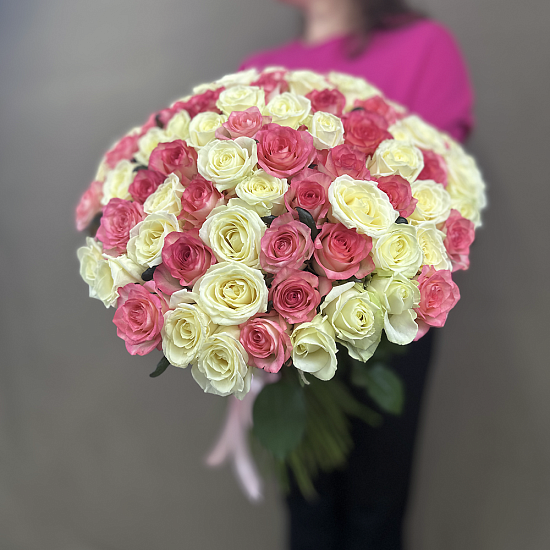 Букет 101 роза бело-розовый микс, Россия