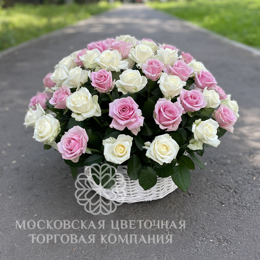 Букет из 75 роз в корзине, бело-розовый микс — купить с доставкой