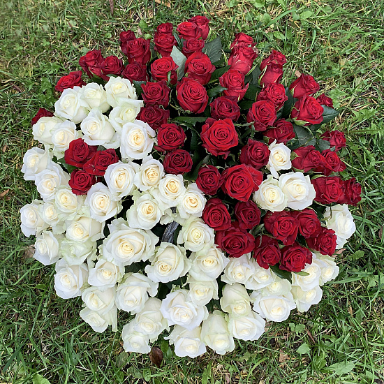 Букет "Инь и Янь" из 101 розы в корзине