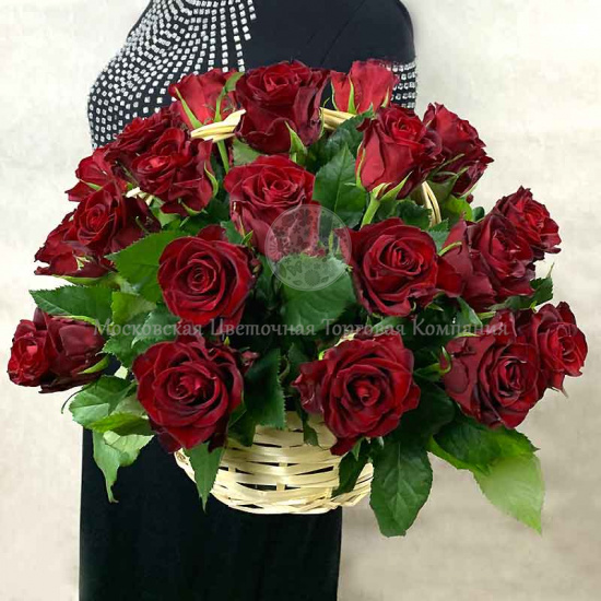Букет 35 красных роз в корзине
