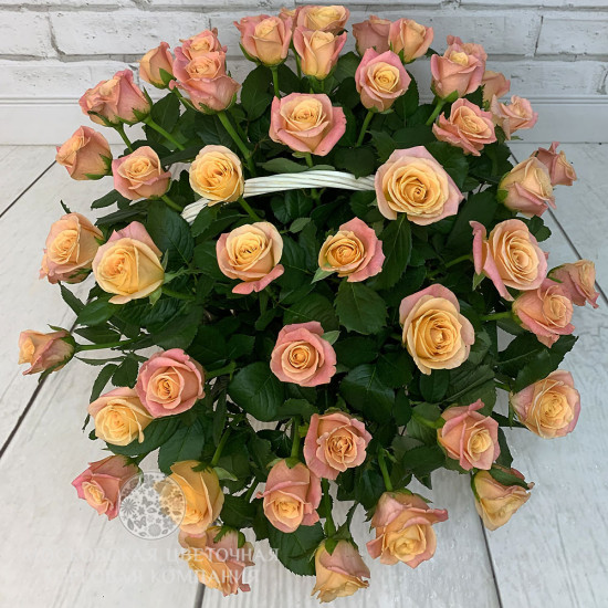 Букет 51 персиково-розовая роза в корзине