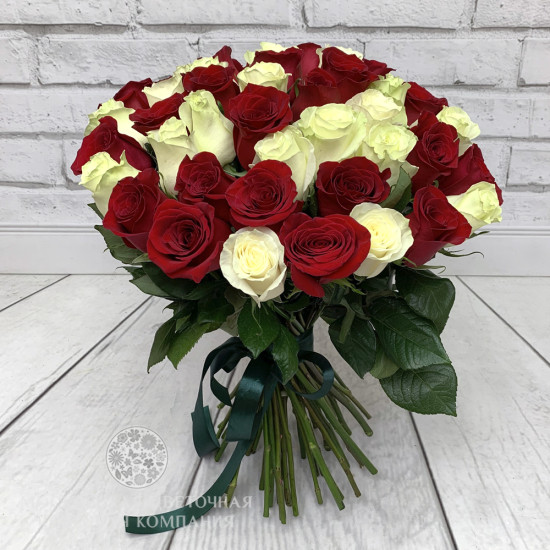 Букет 51 роза красно-белый микс, Эквадор