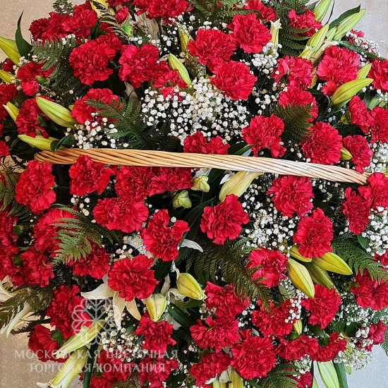 Композиция с гвоздиками и лилиями в корзине