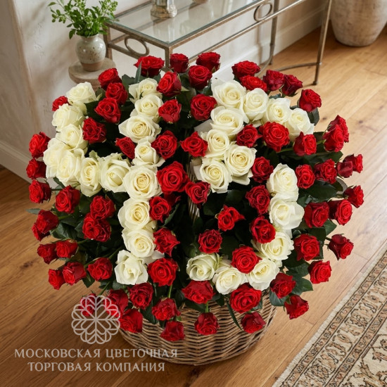 Букет Счастливое число из 101 розы в корзине