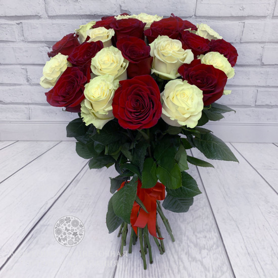 Букет 25 премиальных роз, красно-белый микс