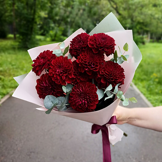 Букет с георгинами и эвкалиптом