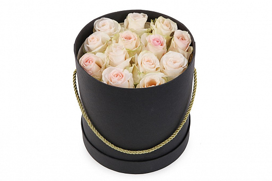 Букет 13 роз Сеньорита в шляпной коробке