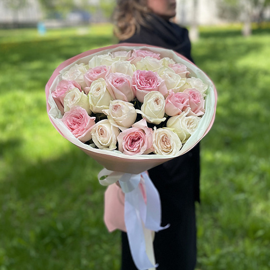 Букет 25 пионовидных роз О’Хара, бело-розовый микс