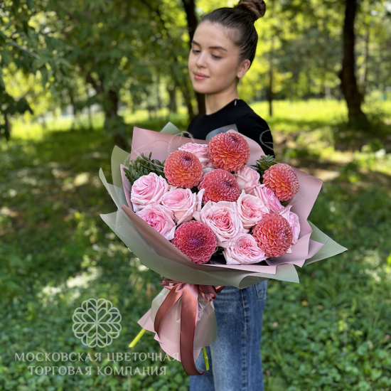 Букет с георгинами "Sweet Love"